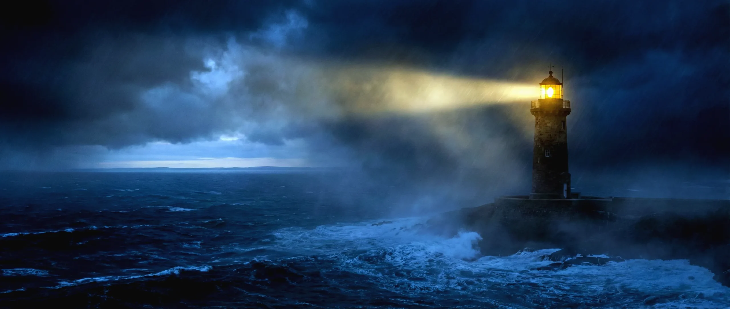 Fotografía cinematográfica de un faro resistiendo una tormenta oscura, proyectando un potente rayo de luz que corta la niebla, simbolizando cómo la luz y la esperanza guían el camino en medio de la adversidad.